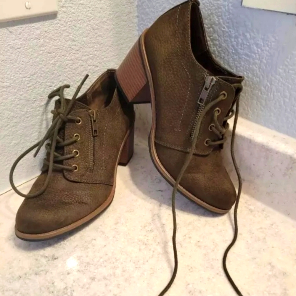 White Mountain Desaray Lace-Up Booties Women's Size 7.5